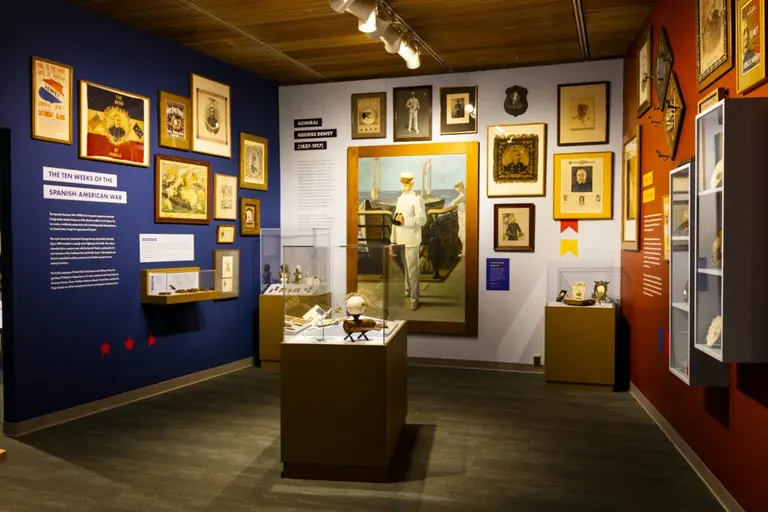 Objets exposés dans la galerie d’introduction du musée