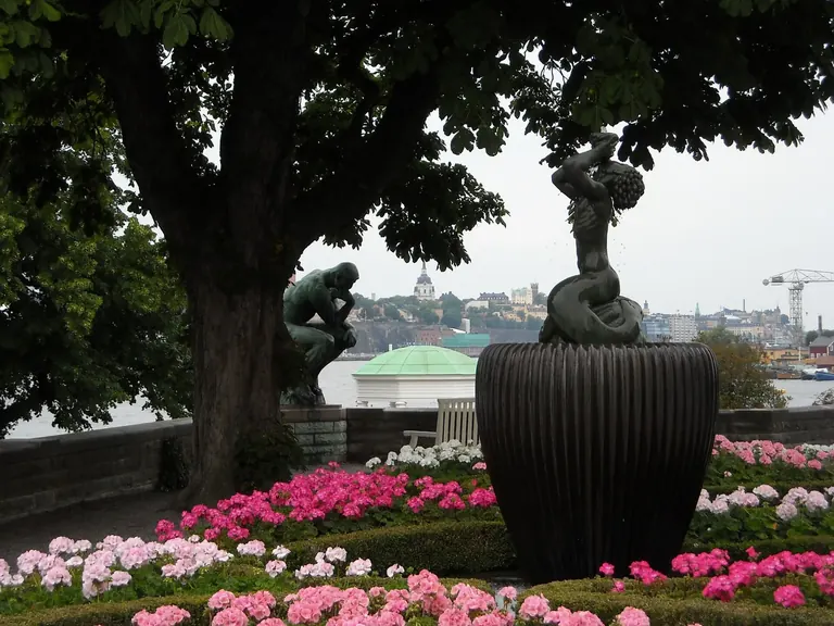 Statues et fleurs dans le jardin de Waldemarsudde
