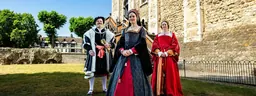 Intérprete vestido de reina Ana Bolena que saluda a los visitantes en la Torre de Londres