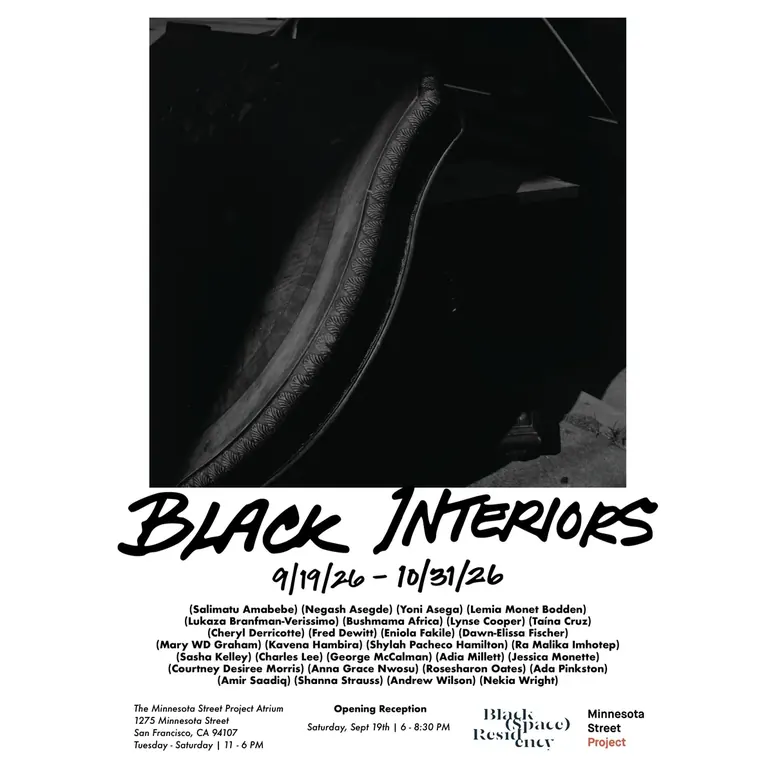 Affiche de l’exposition BLACK INTERIORS, avec une photographie en noir et blanc et une liste d’artistes