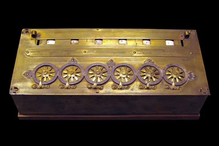 آلة Pascaline الحاسبة التي ابتكرها Blaise Pascal، ضمن مجموعة Musée des Arts et Métiers