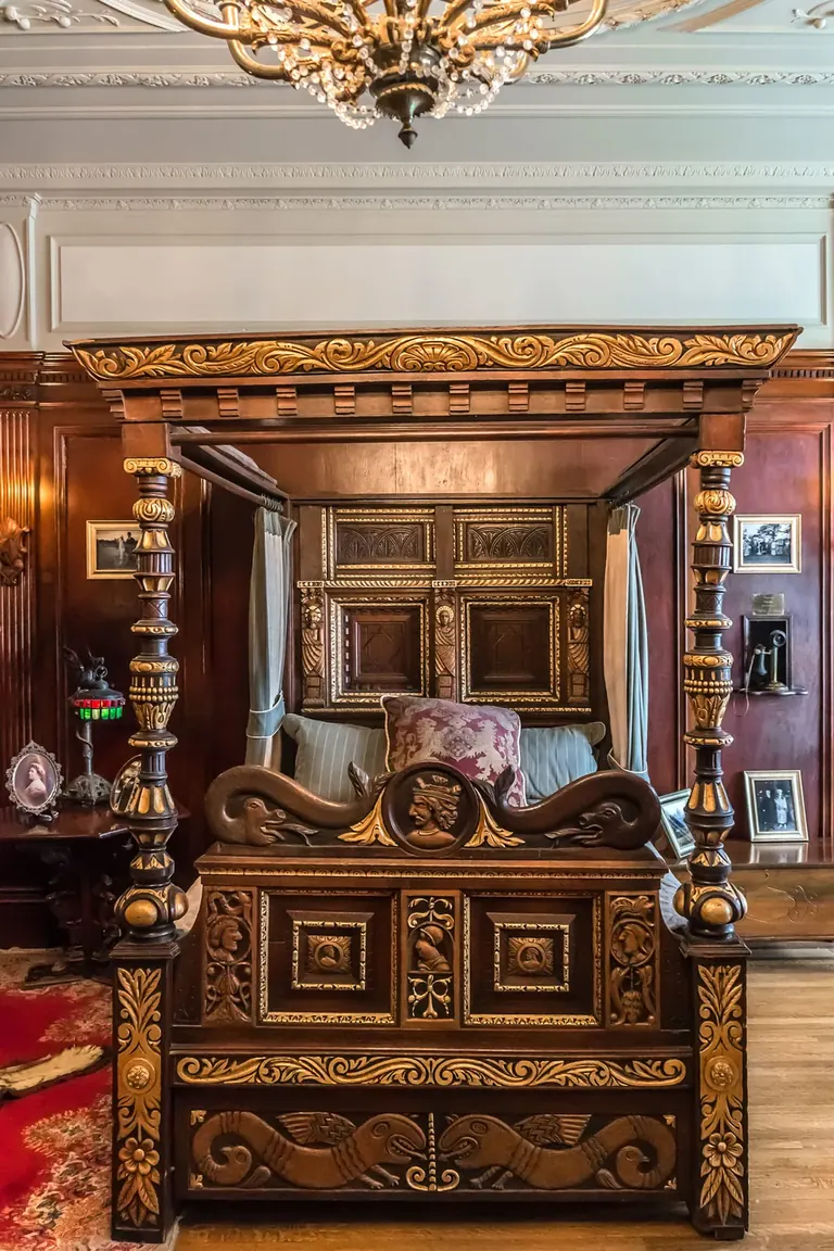 غرفة تاريخية داخل Casa Loma