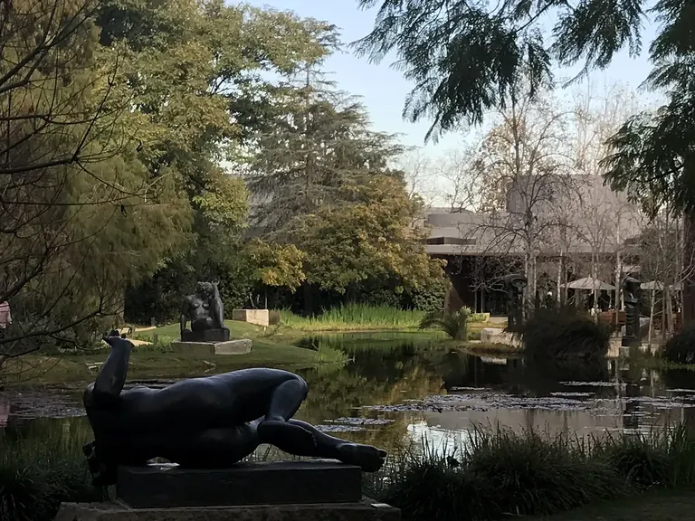 La Rivière, bronze couché de Maillol, au bord de l’étang du jardin de sculptures du Norton Simon, avec La Montagne à l’arrière-plan