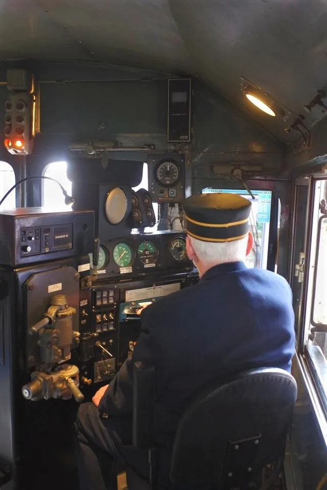 Visitante a los mandos del simulador de trenes del Toronto Railway Museum