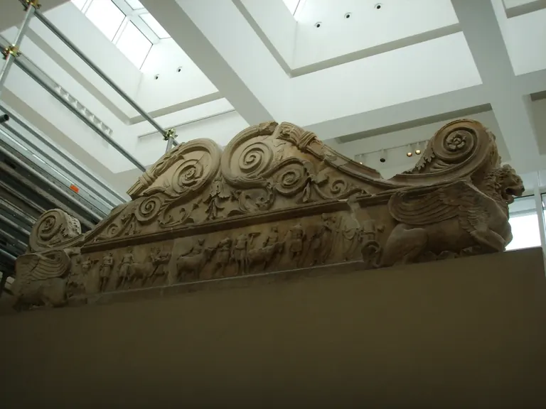 L'autel sacrificiel en marbre, dans l'enceinte de l'Ara Pacis Augustae