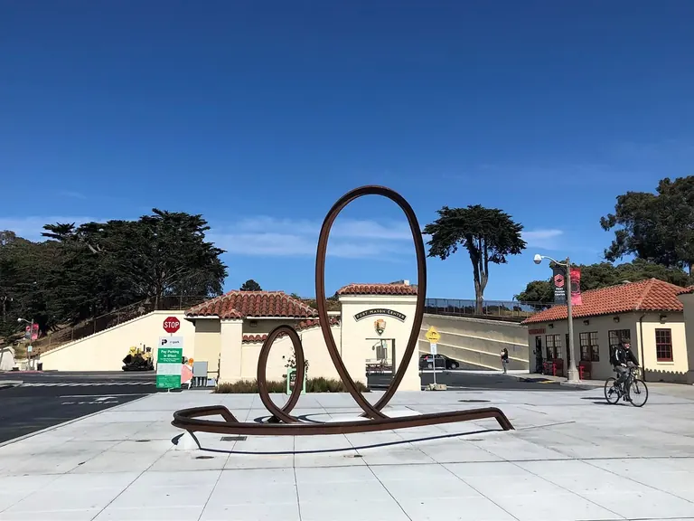 Matt Passmoreren Tied / Untied trenbide-trabesaren eskultura, Fort Mason Centerreko sarreran
