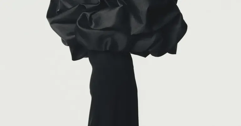 Photographie par Irving Penn d’une robe Balenciaga ornée d’une rose, présentée dans l’exposition « PENN & FASHION »