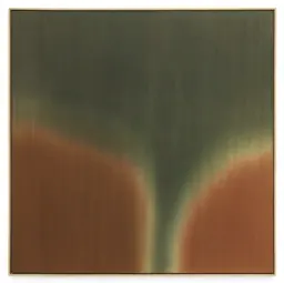 Peinture d’Isadora Gullov-Singh, où le vert s’estompe en brun rouille par touches verticales