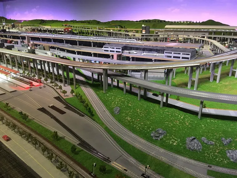 Trenes en miniatura, viaductos y una playa de vías en el diorama ferroviario del Kyoto Railway Museum