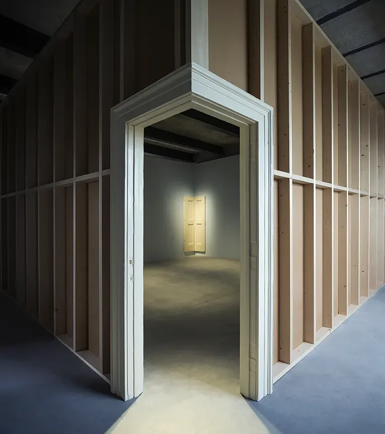 Robert Gober, Corner Door and Doorframe, 2014-2015, a la Haunted House