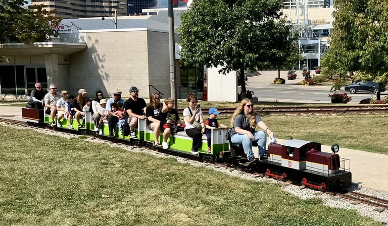 Paseo en tren en miniatura por Roundhouse Park