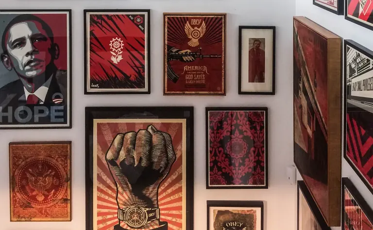 Œuvre de Shepard Fairey exposée dans la collection permanente du MUCA