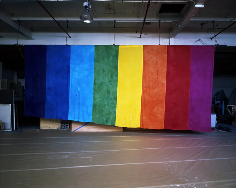 الجزء الباقي من علم قوس قزح الأصلي ذي الألوان الثمانية، الذي صمّمه Gilbert Baker عام 1978، معلّق للعرض