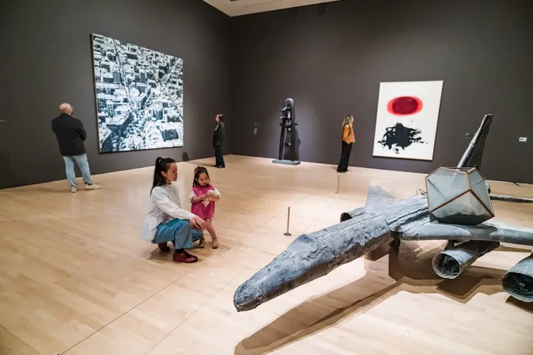 Άποψη εγκατάστασης της έκθεσης Memory and Matter: Personal and Collective Histories στον 6ο όροφο