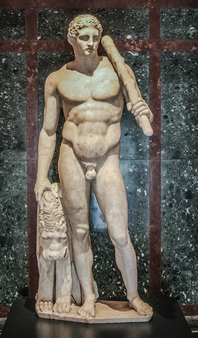 Ρωμαϊκό μαρμάρινο άγαλμα του Ηρακλή που κρατά ρόπαλο, με δέρμα λιονταριού περασμένο στον ώμο