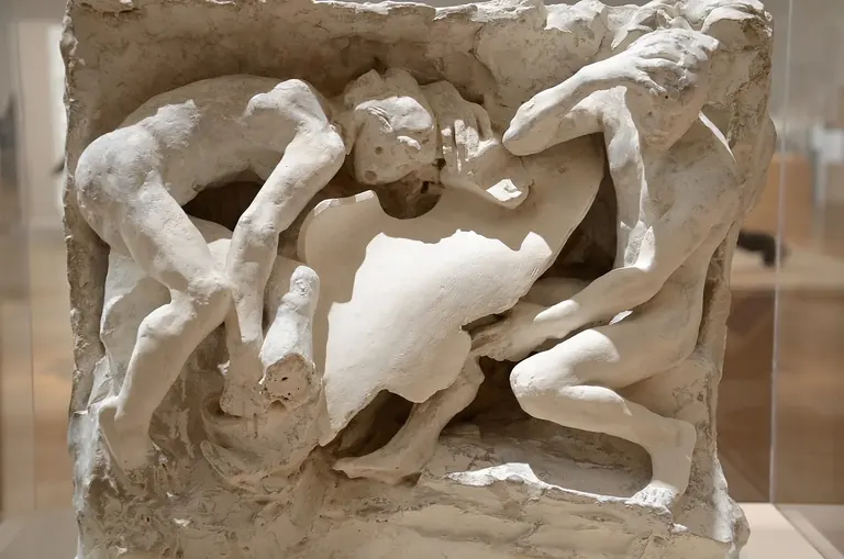 Les Portes de l’Enfer de Rodin, en bronze, dans le vestibule du Museo Soumaya