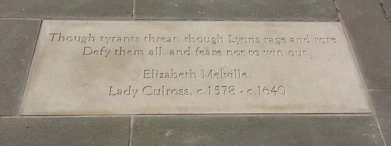 Dalle gravée de Makars’ Court, en mémoire de la poétesse Elizabeth Melville, Lady Culross