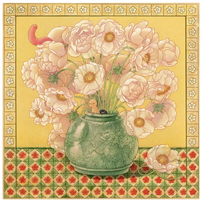 Peinture de Felicia Chiao représentant des fleurs roses dans un vase vert, posé sur une nappe à motifs