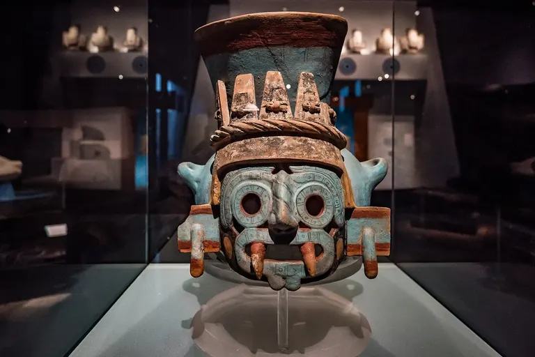 Vase en céramique peinte représentant Tláloc, issu de la collection du Museo del Templo Mayor