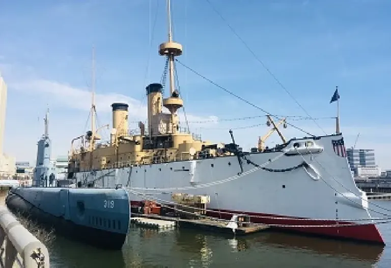 Croiseur USS Olympia amarré à Penn’s Landing