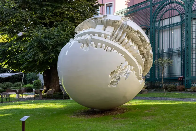Sfera grande d’Arnaldo Pomodoro dans le Giardino d’Alessandro, Gallerie d’Italia Milano
