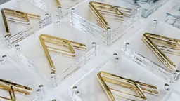 Goldene Compasso-d’Oro-Auszeichnungsobjekte in klaren Acrylblöcken