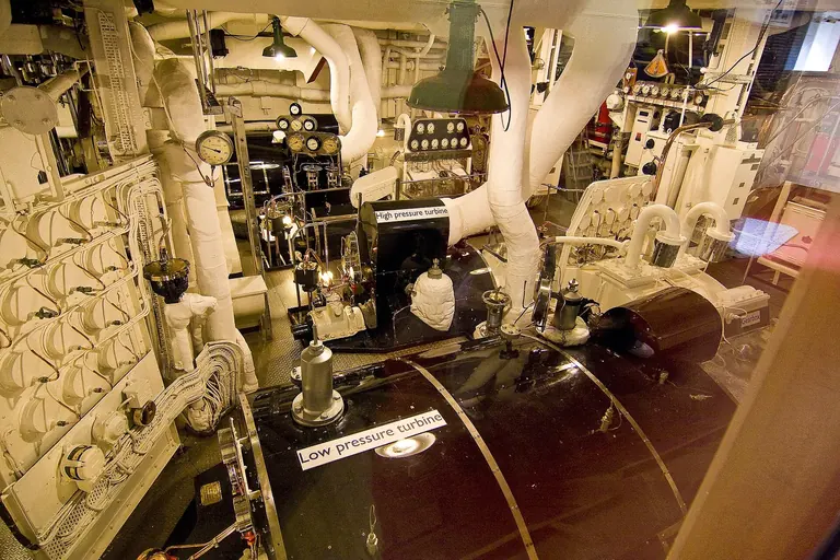 Sala de màquines del Royal Yacht Britannia, amb crom polit i turbines de vapor
