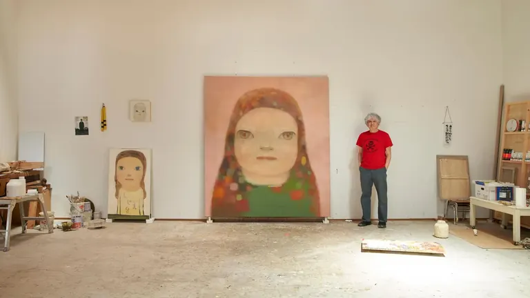 Praca Yoshitomo Nary prezentowana w David Zwirner w Nowym Jorku