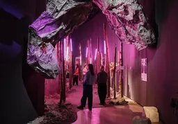 Vista de la instalación de Planet City, de In Other Worlds, de Liam Young