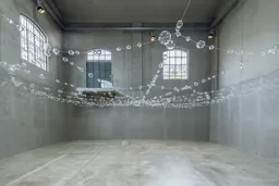 Installation Over, under and in between de Mona Hatoum dans la Cisterna, à la Fondazione Prada