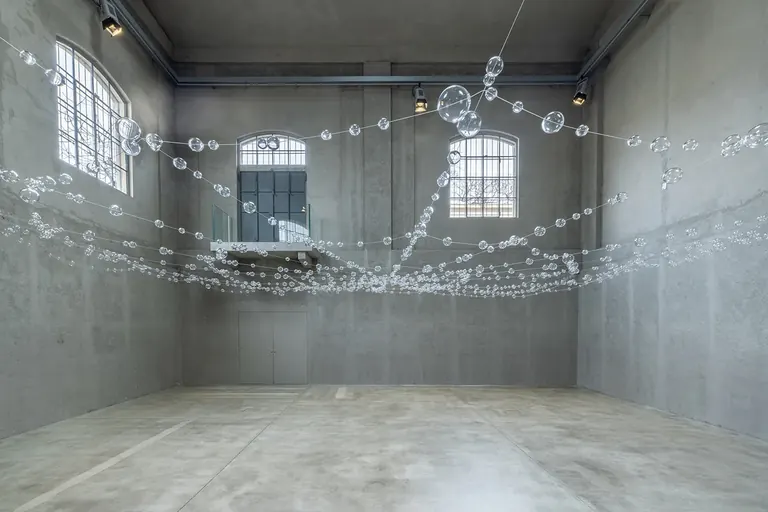 Installation Over, under and in between de Mona Hatoum dans la Cisterna, à la Fondazione Prada