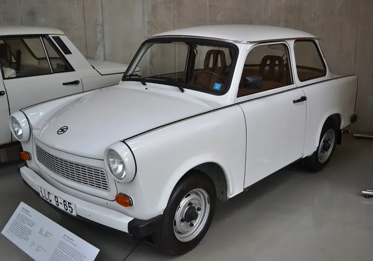 Trabant 601S de l’époque de la RDA exposée dans la Halle I du Verkehrszentrum