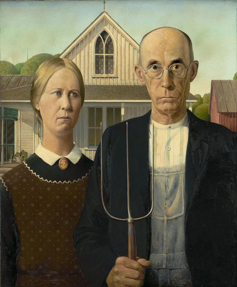Grant Wood，《American Gothic》：一名神情嚴肅的農夫手持乾草叉，與一名女子並肩站在木匠哥德式農舍前