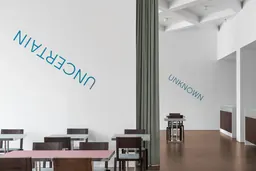 Installation de Robert Barry à Cucina Triennale