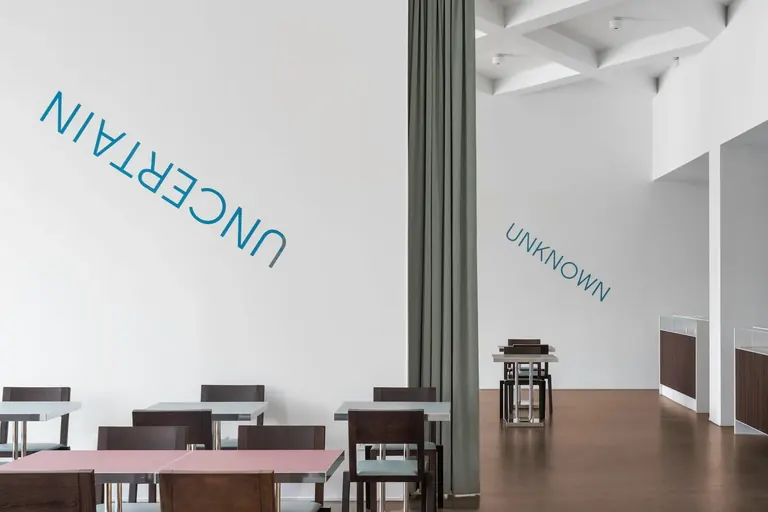 Instalación de Robert Barry en Cucina Triennale