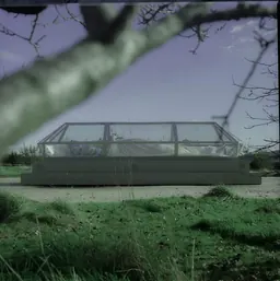 Το μπλε γλυπτό The Spell της Tai Shani στον οπωρώνα του Jupiter Artland