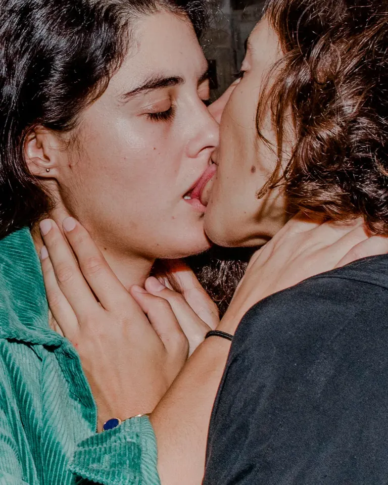 Deux personnes s’embrassant pendant les manifestations de Beyrouth, dans What's Ours de Myriam Boulos, 2019