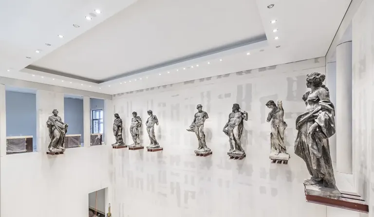 Colossal palace sculptures being installed in the Humboldt Forum