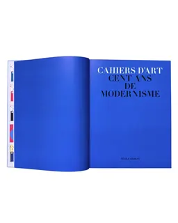 עותק פתוח של הספר Cahiers d'Art: cent ans de modernisme, בעריכת Cécile Debray