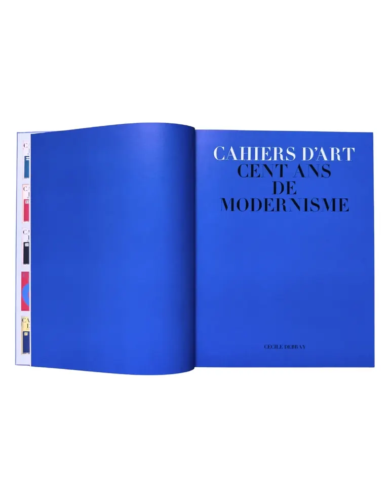 一本摊开的《Cahiers d'Art: cent ans de modernisme》,由 Cécile Debray 主编