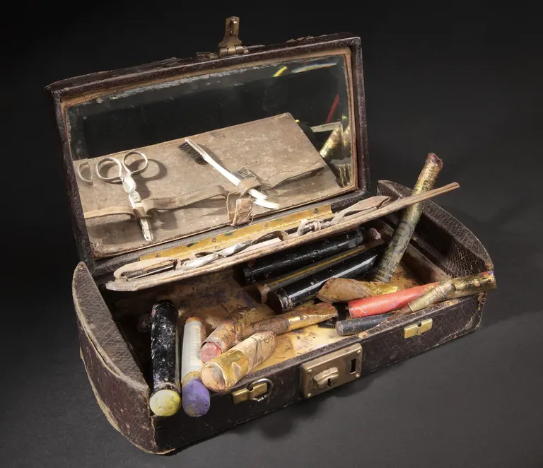 Actor Ko van Dijk's stage make-up box, from the Allard Pierson theatre collection
