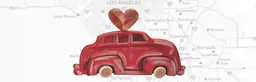Visuel principal de l’exposition : une sculpture de voiture rouge peinte à la main, surmontée d’un cœur et placée sur une carte de la région de Los Angeles