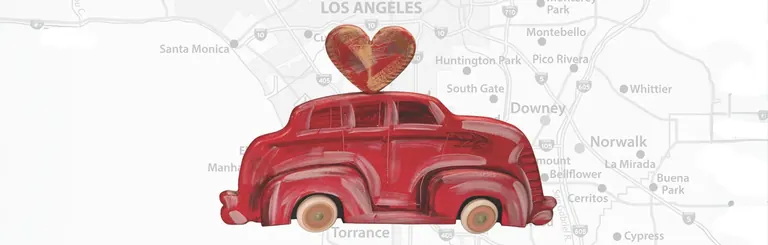 Visuel principal de l’exposition : une sculpture de voiture rouge peinte à la main, surmontée d’un cœur et placée sur une carte de la région de Los Angeles