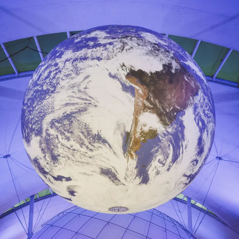 Gaia, la Terre gonflable de Luke Jerram, à Dynamic Earth