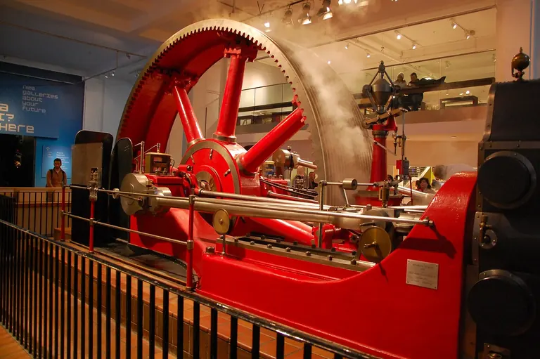 Lurrun-makina historikoa ikusgai Science Museum-en, Londresen