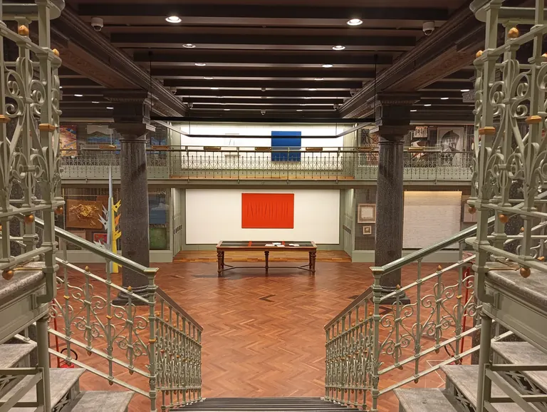 Tableaux rangés sur des rayonnages mobiles dans le Caveau des Gallerie d'Italia Milano