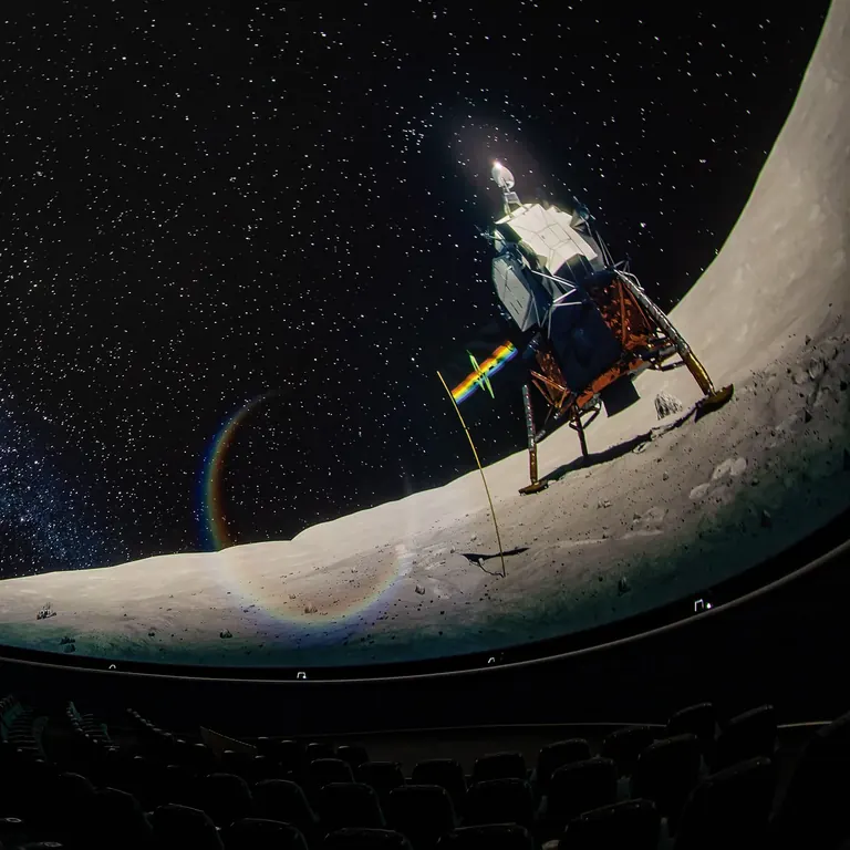 Espectacle de cúpula Dark Side of the Moon a l’Adler Planetarium