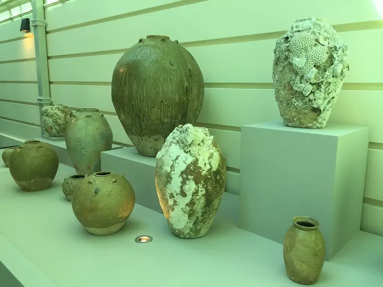 Jarres de stockage en grès provenant de la cargaison de l’épave Tang, présentées dans la Khoo Teck Puat Gallery
