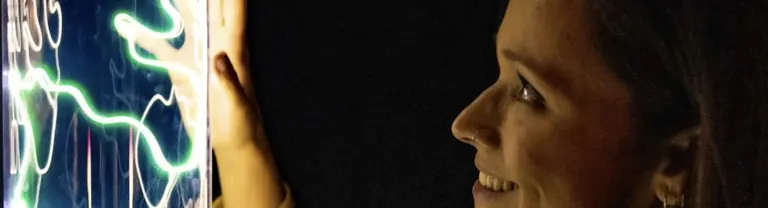 Esferes de plasma i instal·lacions lluminoses a la Magic Gallery
