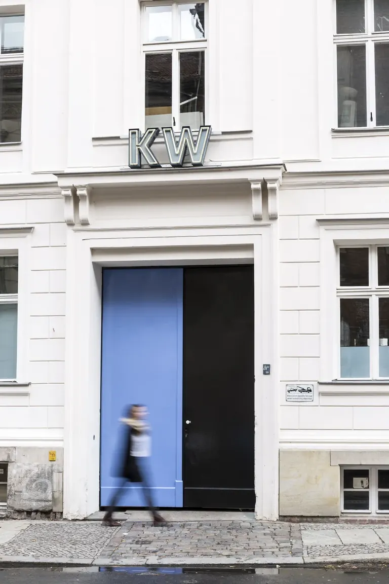 Philippe Van Snick, Dag/Nacht, on the KW entrance gate